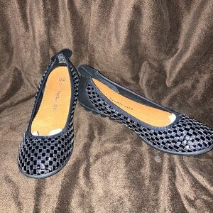 bernie mev. Black and sparkly  Gray Woven Flats